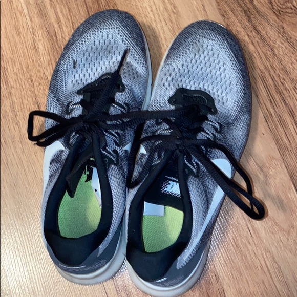 women Nike tennis shoes - Picture 1 of 6